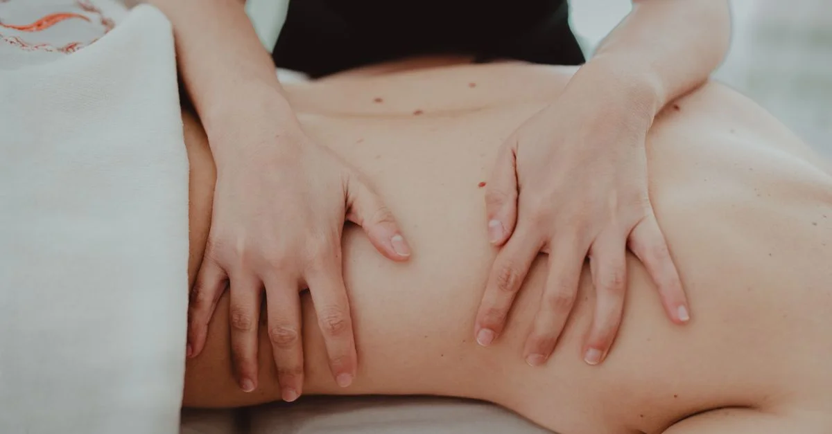 Gros plan sur une séance de massage thérapeutique relaxant axée sur le traitement du dos et le soulagement du stress.