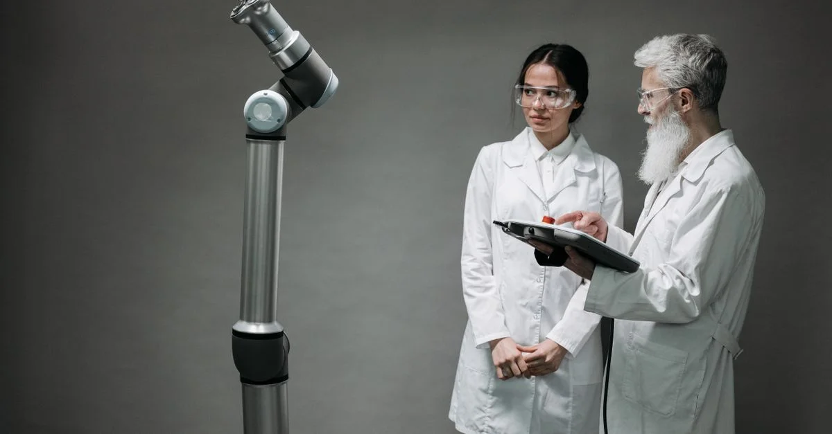 Des chercheurs travaillant avec une technologie de robotique avancée dans un environnement de laboratoire.