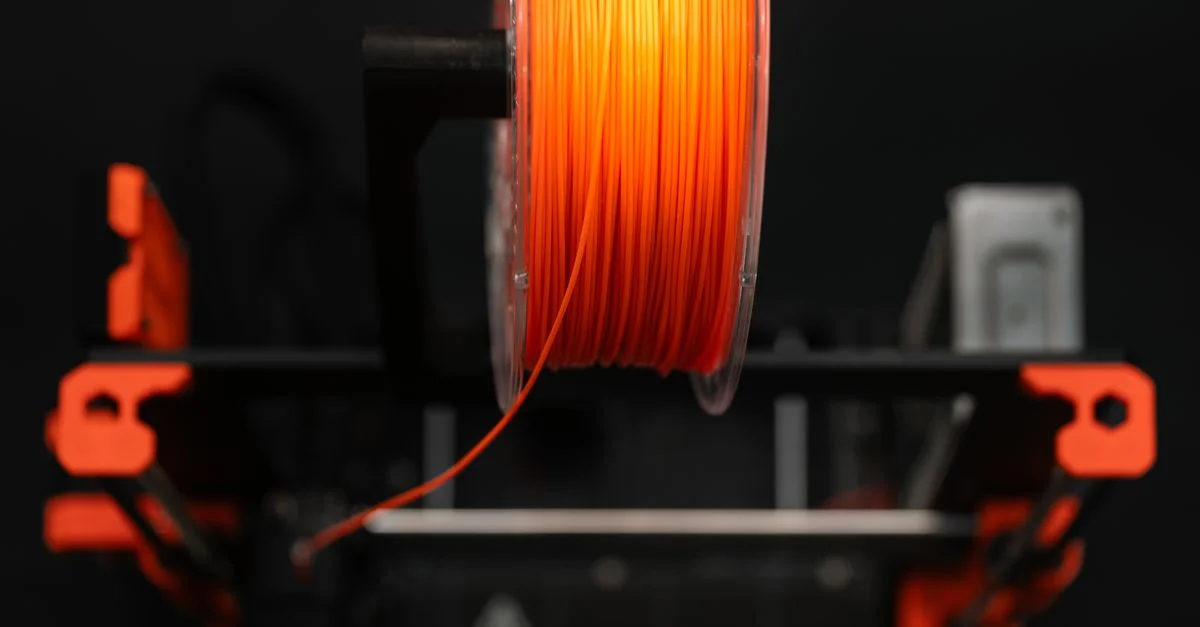 Gros plan d'une bobine de filament d'imprimante 3D orange dans un atelier, mettant en valeur l'innovation et le design.