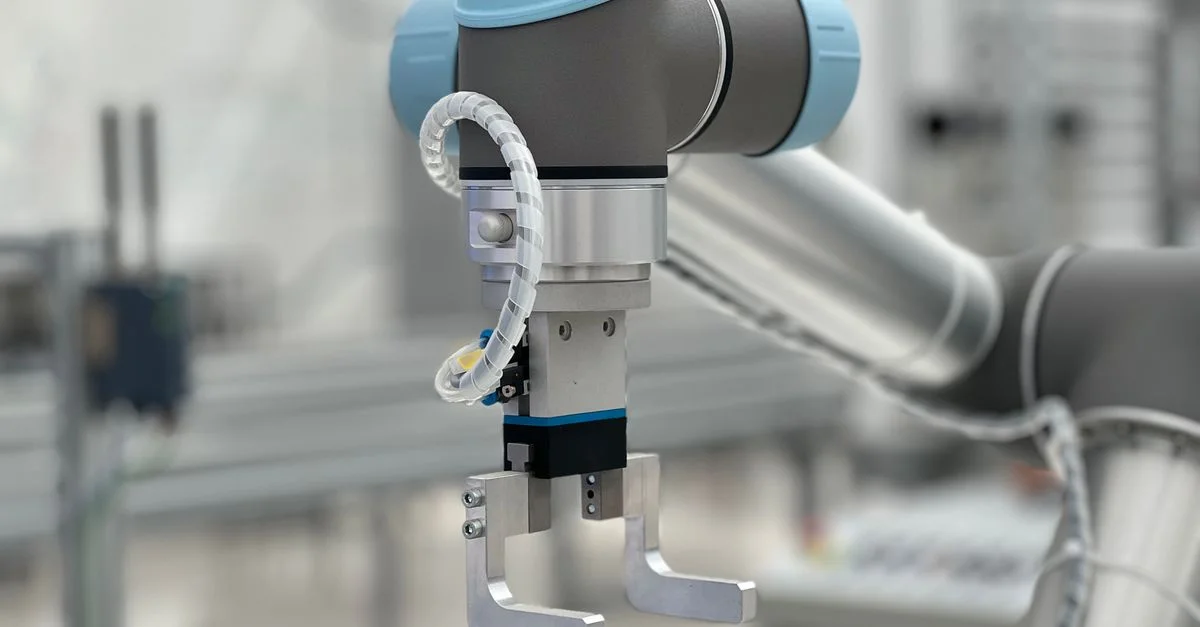 Gros plan sur un bras robotique dans un environnement industriel moderne, mettant en avant la technologie.